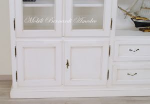 Libreria stile classico costruita artigianalmente in legno massello con ante e cassetti finitura colore bianco anticato